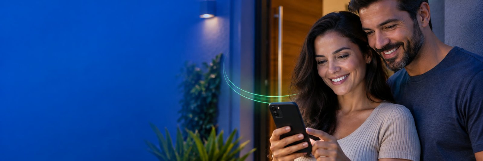 Câmera de segurança e pessoa consultando a casa pelo celular